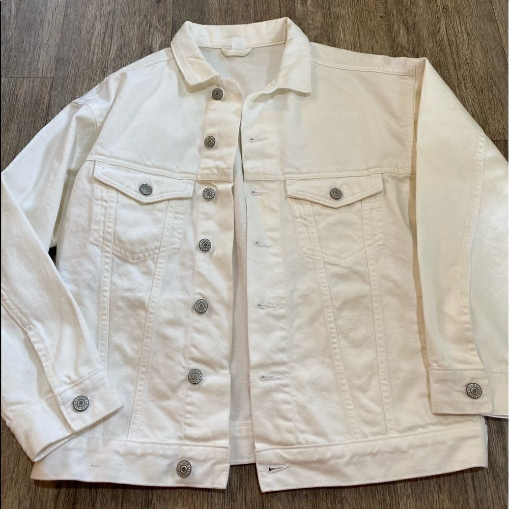 H&M white jean jacket size says xs but im an xl and i can put it on